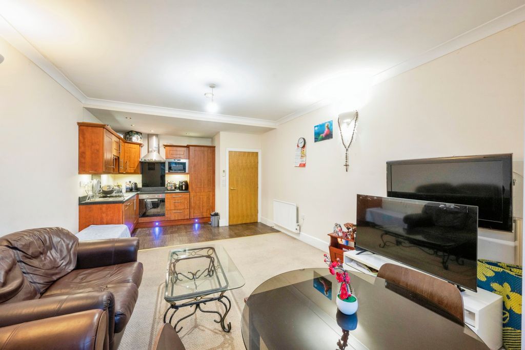 Property photo 2 of 18 Lounge