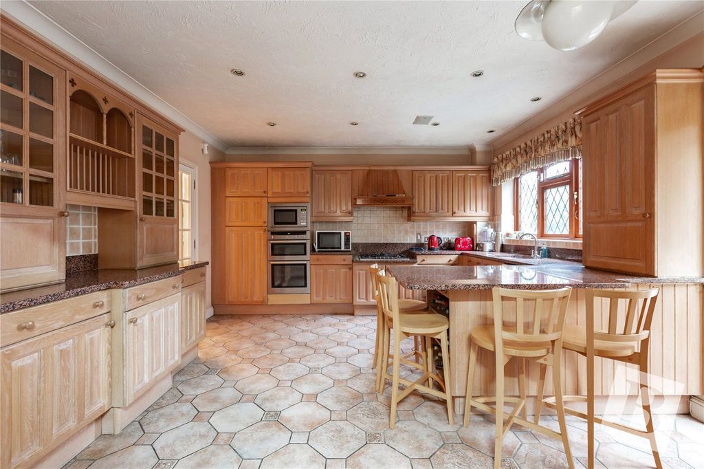 Property photo 3 of 27 Kitchen Breakfast