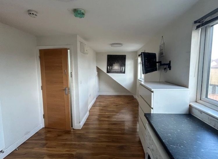 Property photo 3 of 6 Long, Bright Communal Workspace With Wood-Effect F...