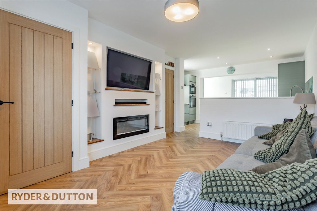 Property photo 3 of 11 Lounge