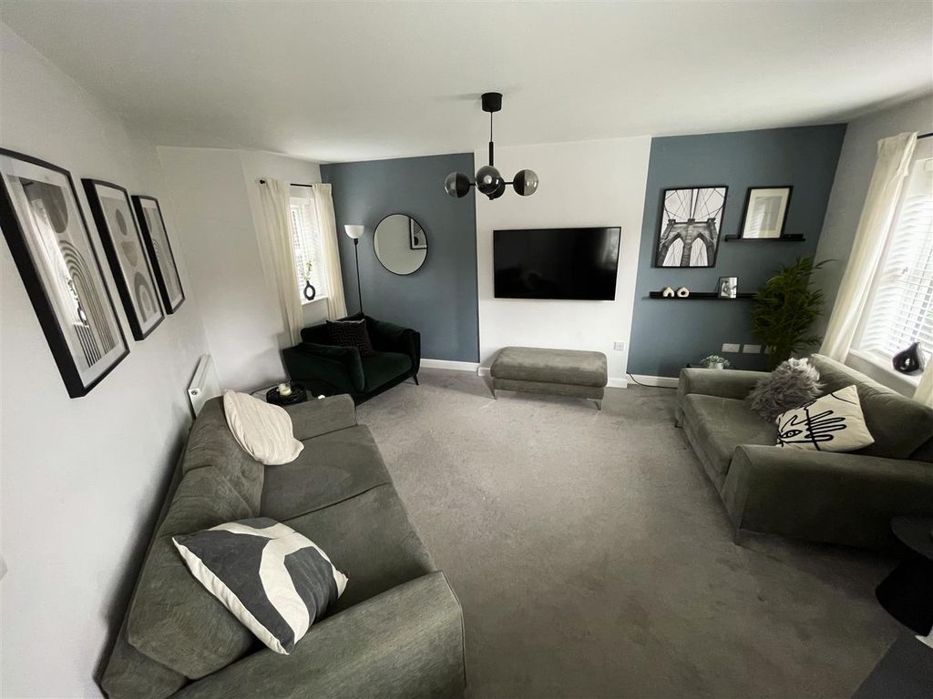 Property photo 2 of 17 Lounge