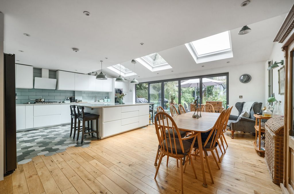 Property photo 2 of 18 1309429-7-684Aee2...