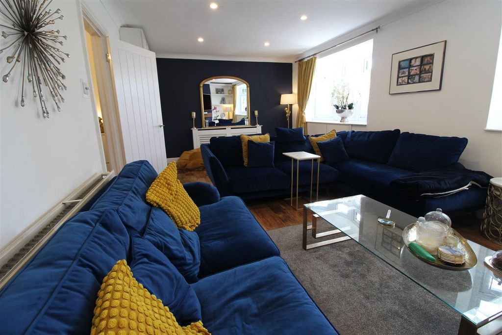 Property photo 3 of 21 Lounge