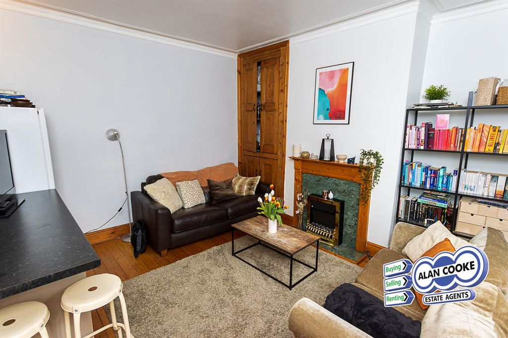 Property photo 2 of 8 Lounge