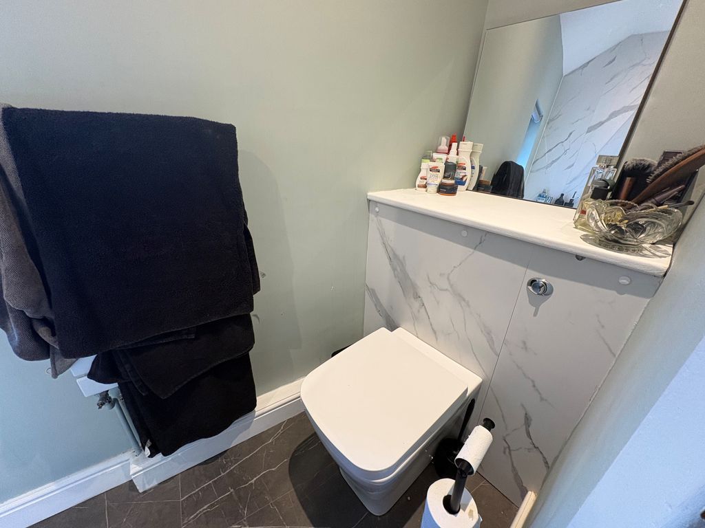 Property photo 2 of 10 Bathroom