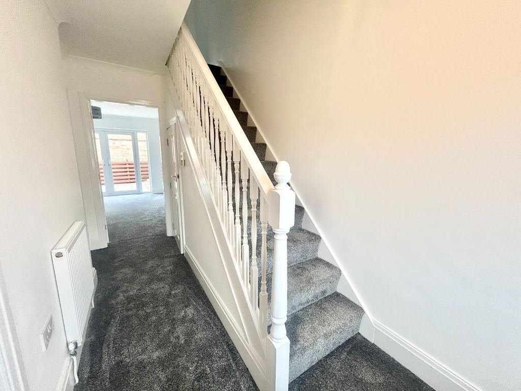 Property photo 3 of 26 Entrance Hall