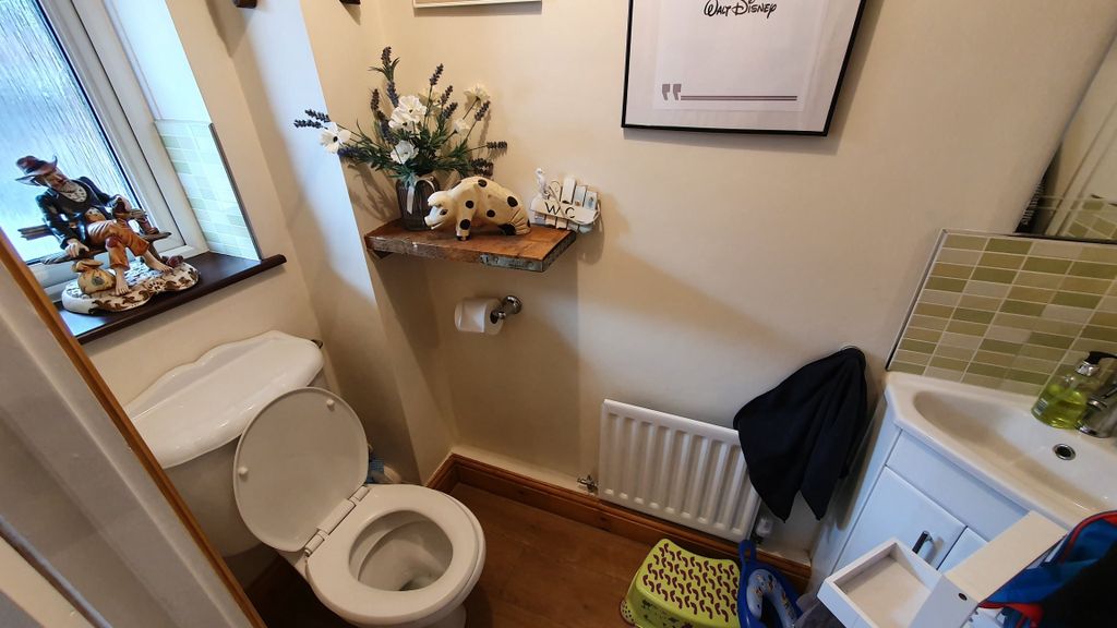 Property photo 2 of 15 Cloakroom