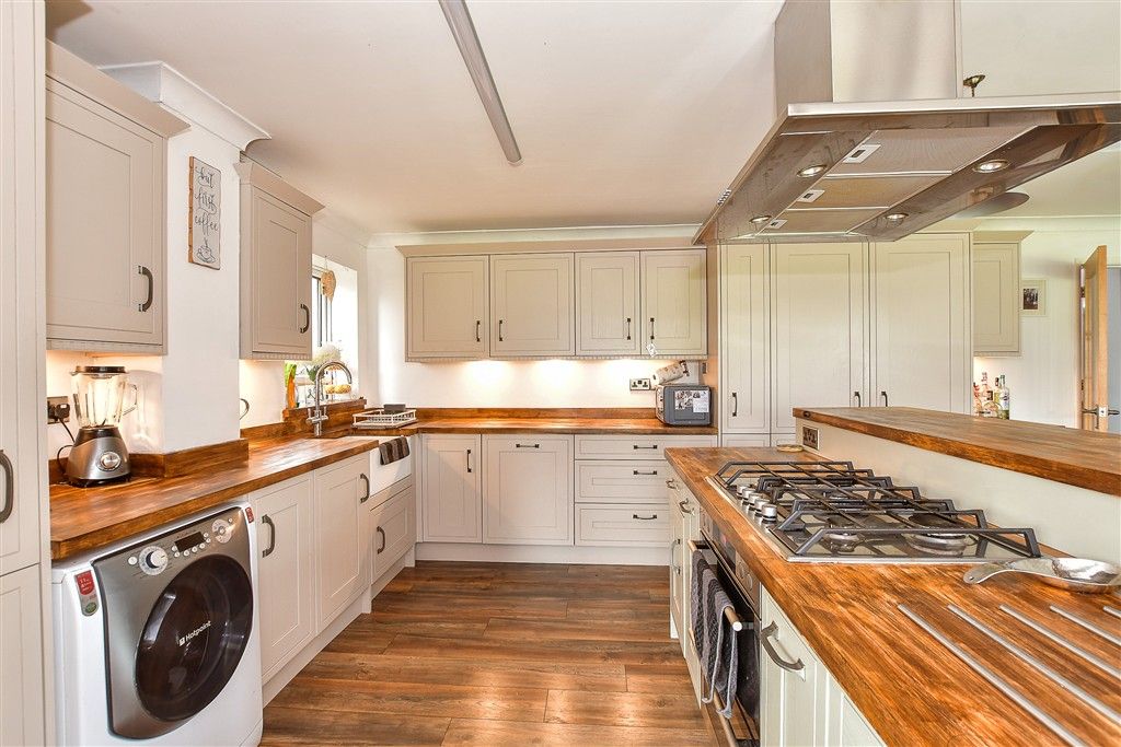 Property photo 3 of 11 Kitchen