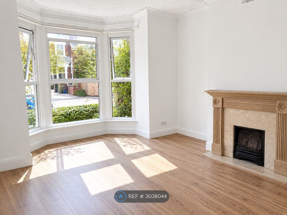 Property photo 1 of 18 Lounge With Bay Window