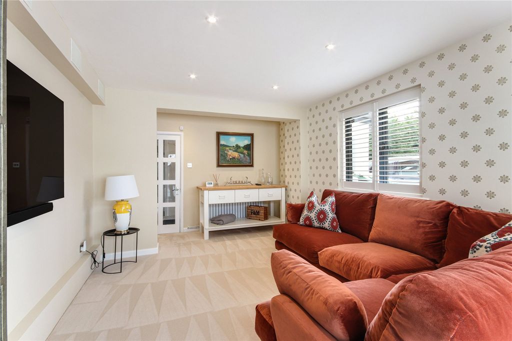Property photo 3 of 18 Sitting Room