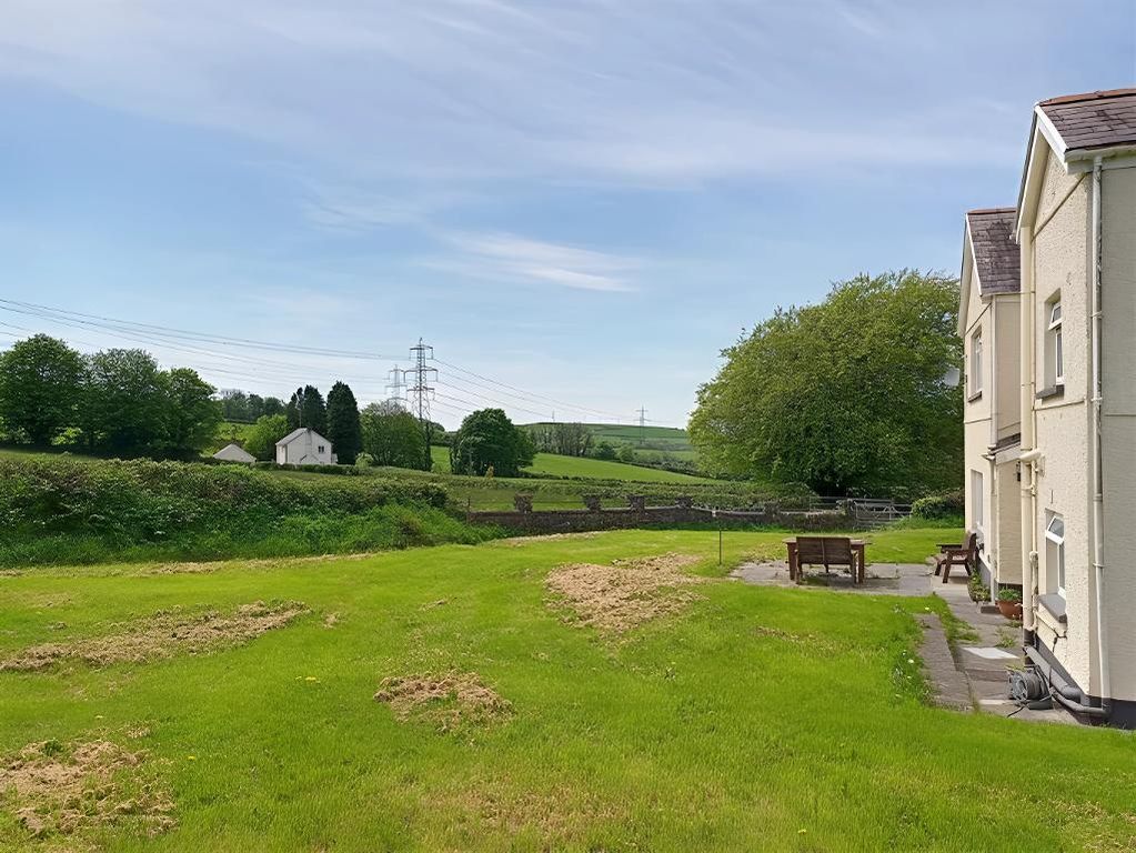 Property photo 2 of 24 Lawned Gardens