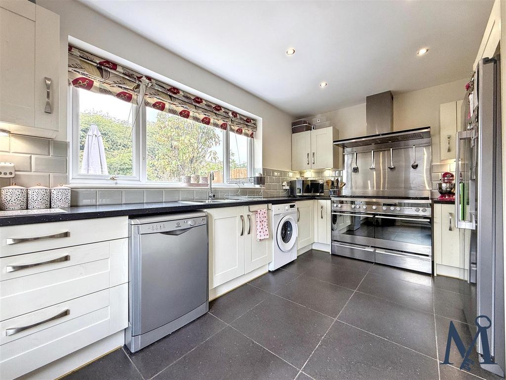 Property photo 2 of 24 Breakfast Kitchen
