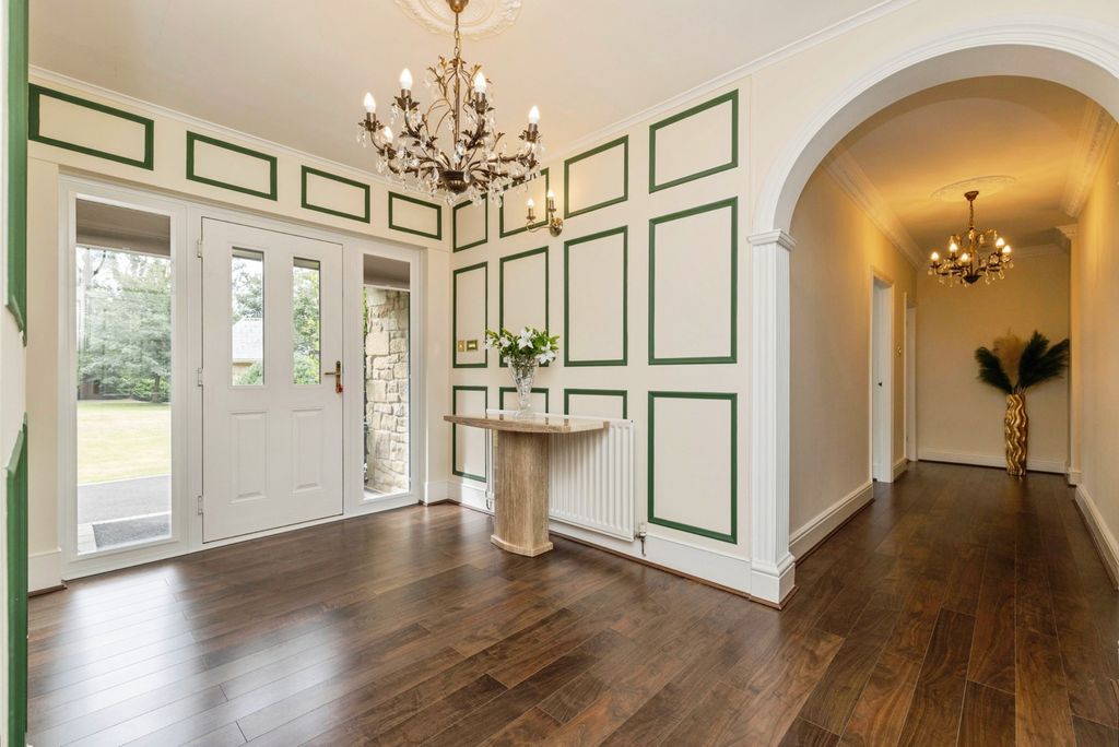 Property photo 2 of 19 Entrance Hall