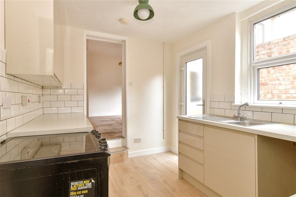 Property photo 3 of 10 Kitchen