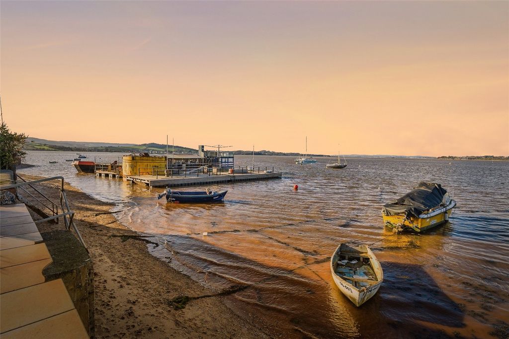 Property photo 3 of 26 Sea View