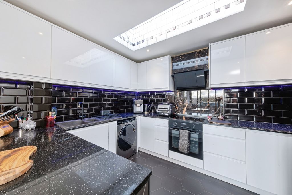 Property photo 2 of 17 Kitchen