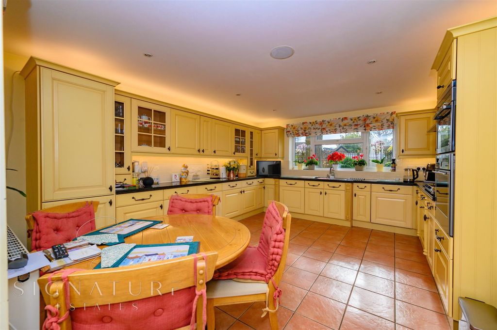 Property photo 3 of 49 Kitchen/Breakfast Room