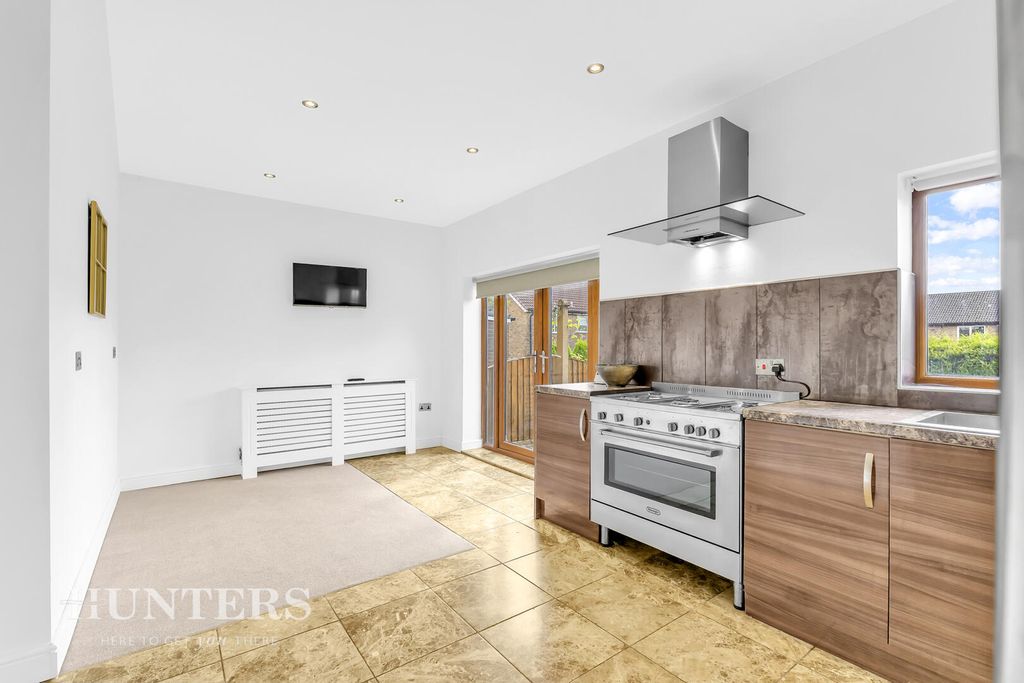 Property photo 3 of 25 Kitchen
