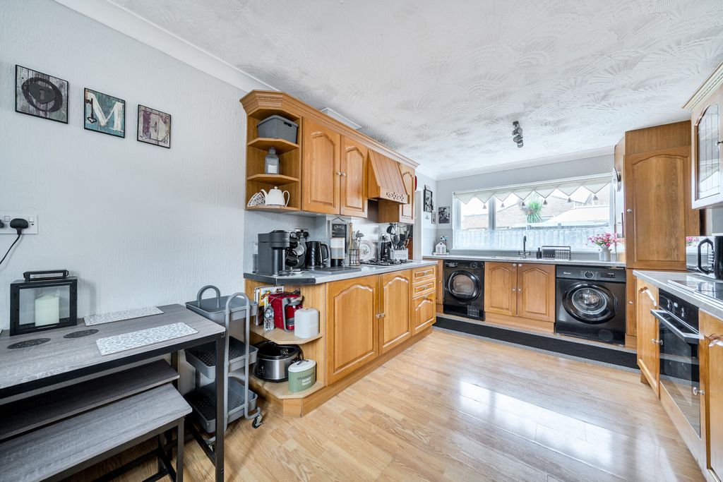 Property photo 3 of 27 1405670-1-69863Ea...