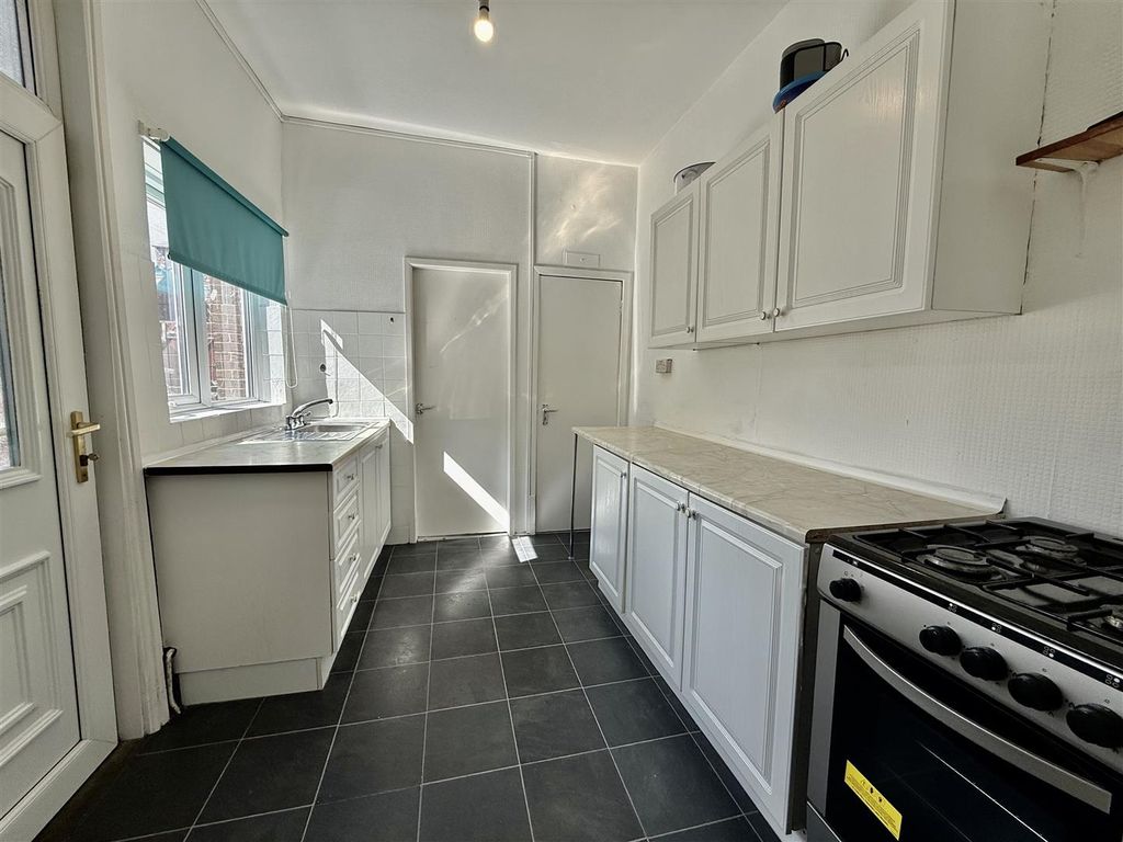 Property photo 2 of 8 Kitchen
