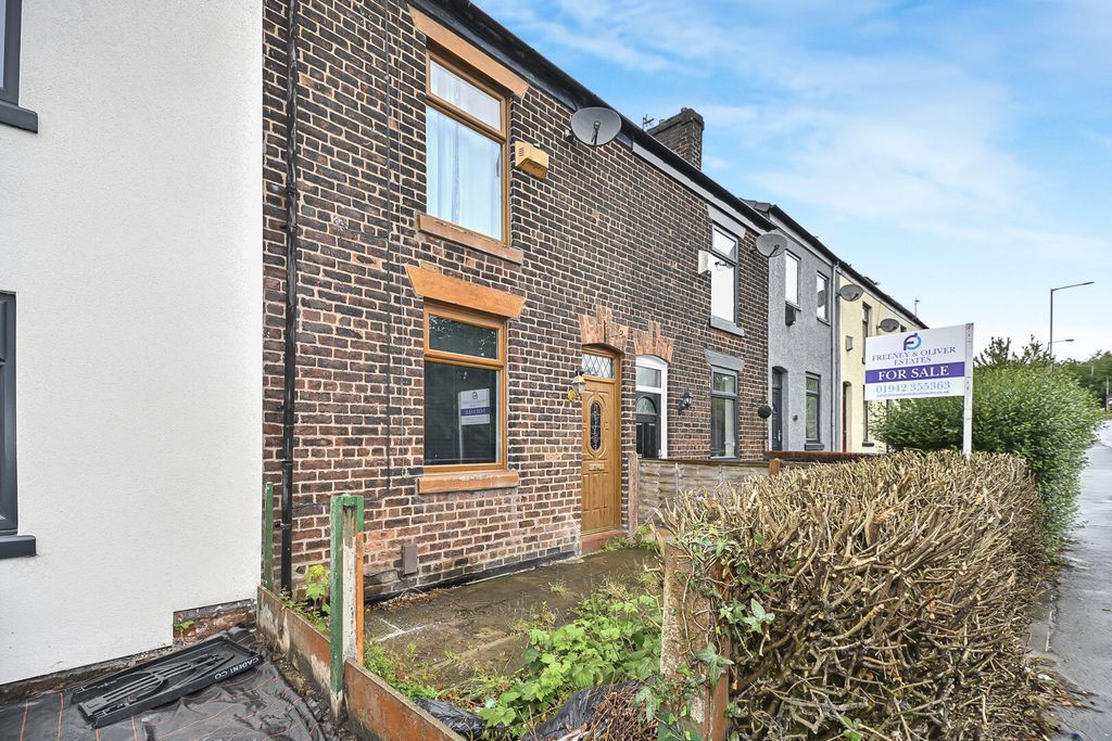 Property photo 2 of 17 Front (Exterior)