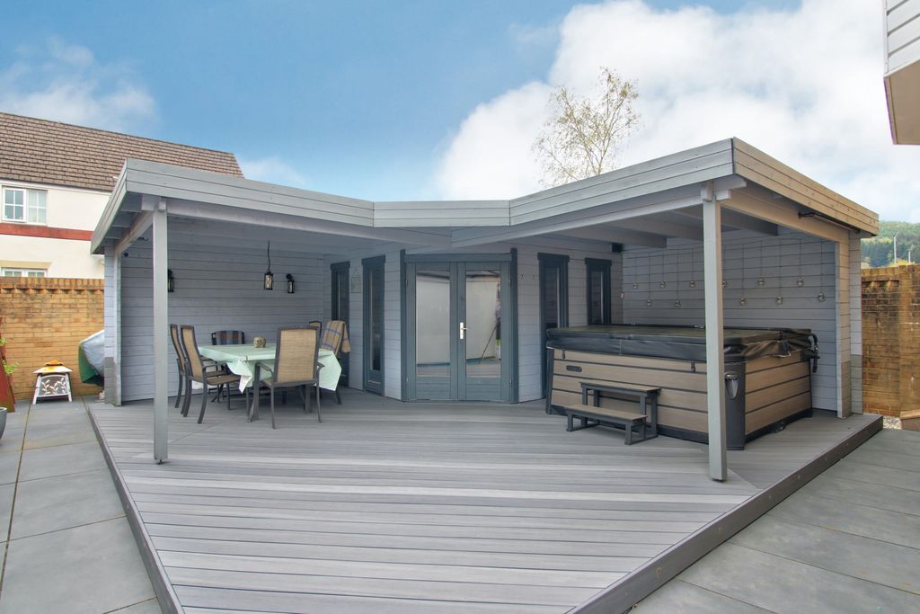 Property photo 2 of 36 419Bd298-A56B-4CE9-9681-1A38C6129B19