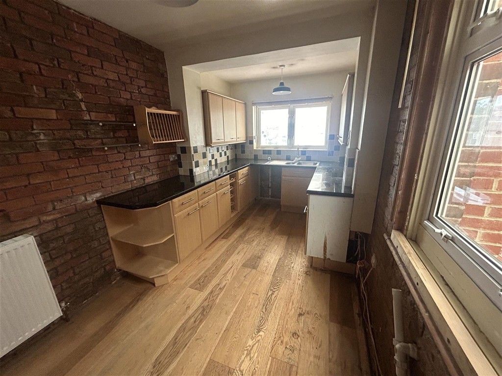 Property photo 2 of 10 Kitchen/Dining Area