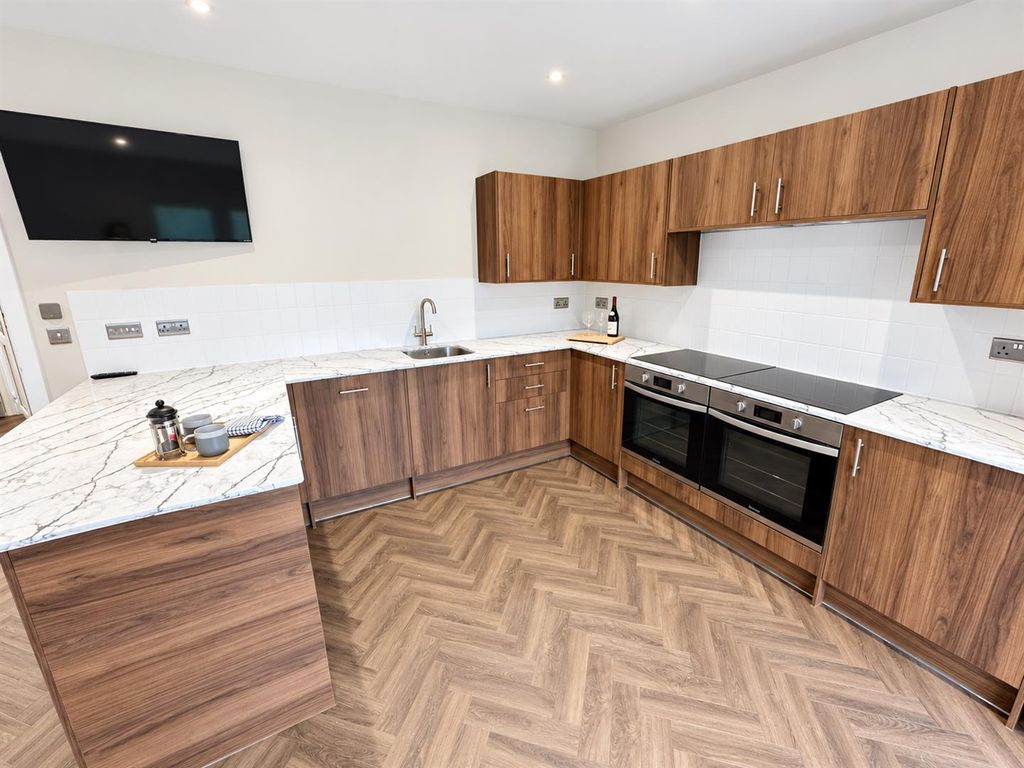 Property photo 1 of 11 Kitchen
