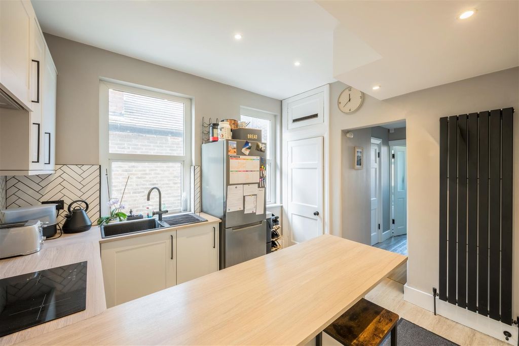 Property photo 3 of 13 F2, 20 Bigwood Avenue -4.Jpg