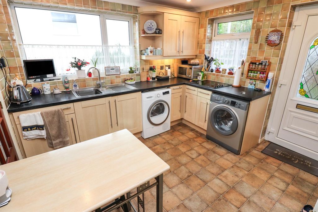 Property photo 3 of 31 Kitchen