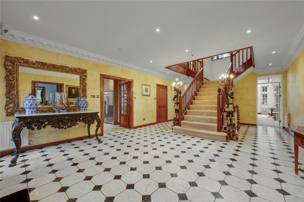 Property photo 3 of 22 Entrance Hall