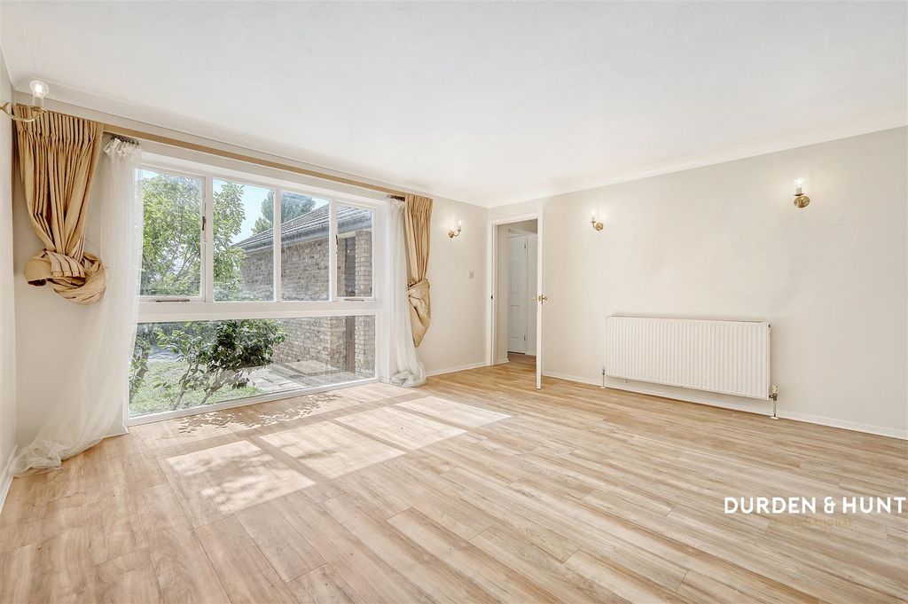 Property photo 3 of 22 Kynance Close