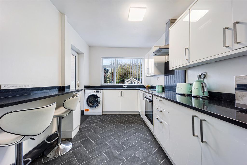 Property photo 3 of 28 5 Fairholme Avenue-44.Jpg