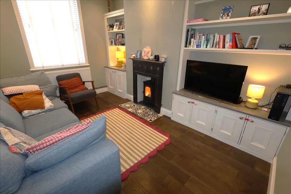 Property photo 2 of 17 Lounge