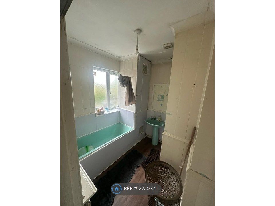 Property photo 3 of 7 Shared Bath/Shower Room