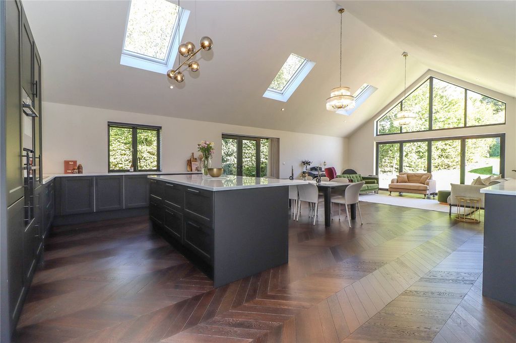 Property photo 2 of 33 Picture No. 14