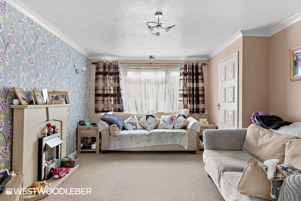 Property photo 3 of 17 Championsway_14.Jpg