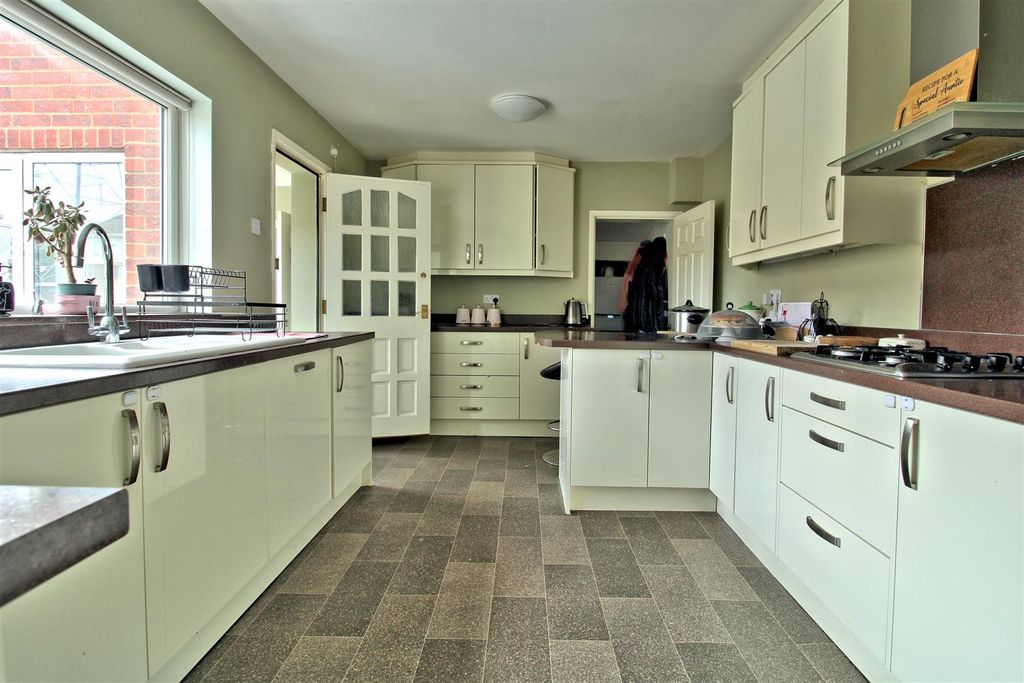 Property photo 3 of 31 Kitchen