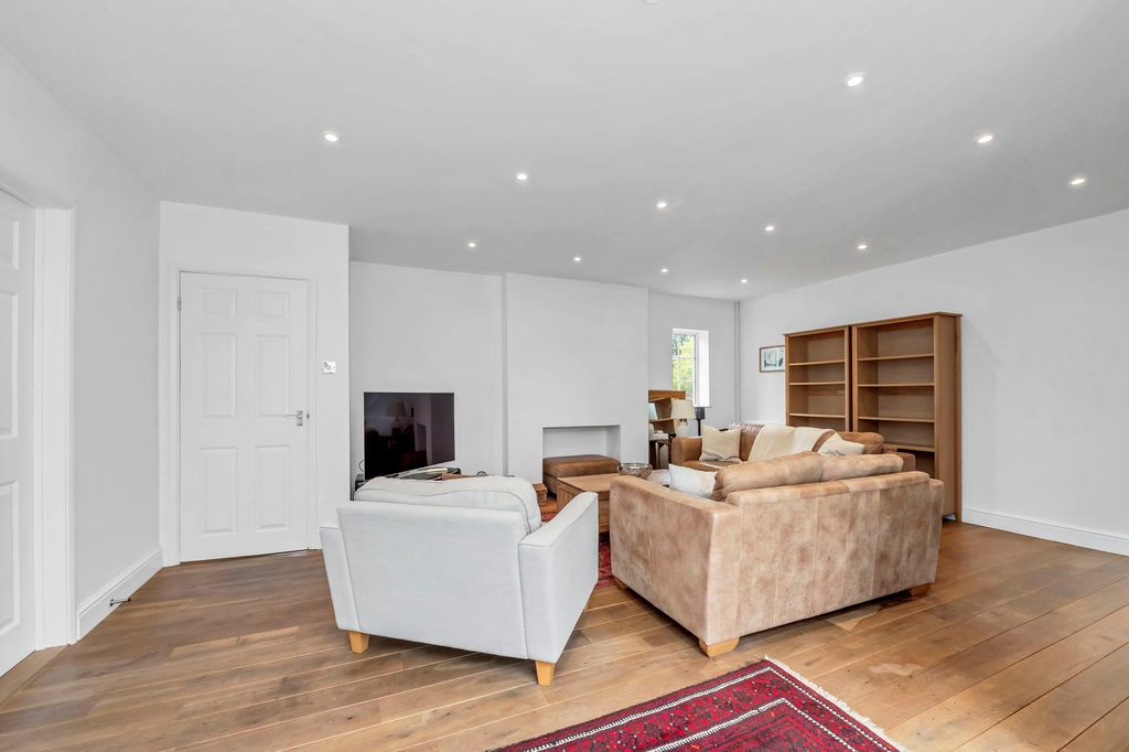 Property photo 2 of 31 Sitting Room