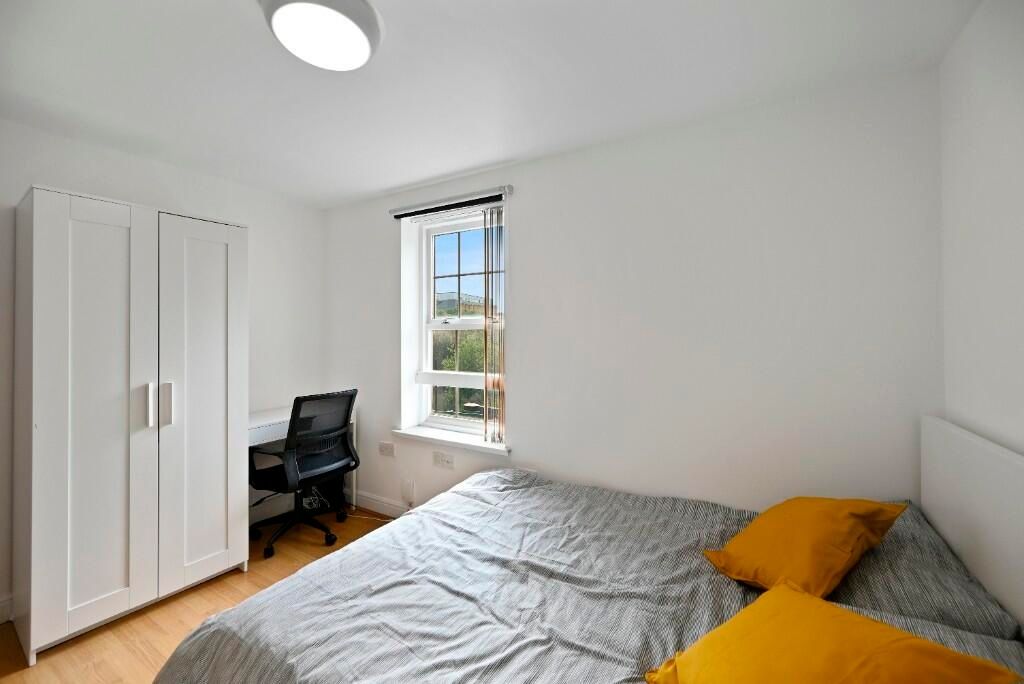 Property photo 2 of 12 Bright And Tidy Double Bedroom Featuring A Comfort...