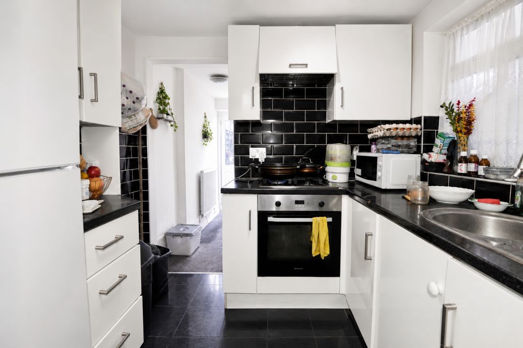 Property photo 3 of 7 Kitchen