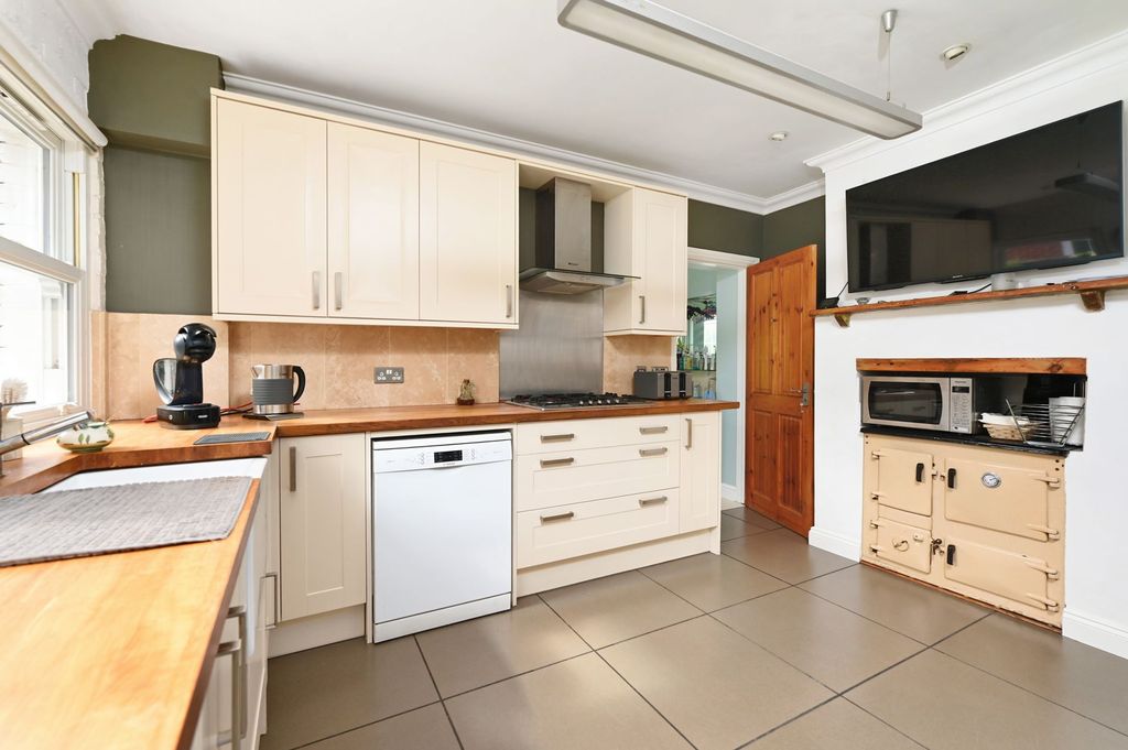 Property photo 3 of 12 Kitchen