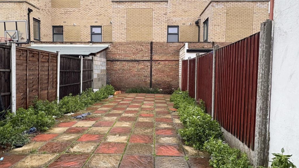 Property photo 1 of 12 21, Thorpe Road London, E6 2Hs