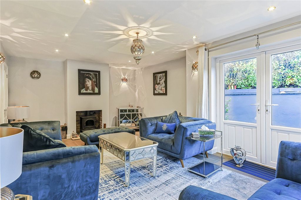 Property photo 3 of 23 Lounge