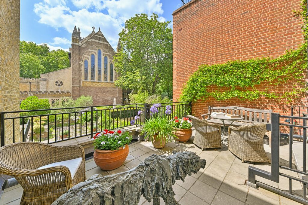 Property photo 3 of 17 West Facing Terrace