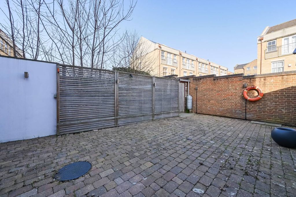 Property photo 3 of 47