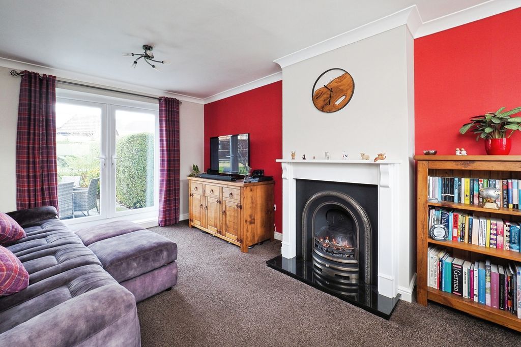 Property photo 3 of 17 Lounge