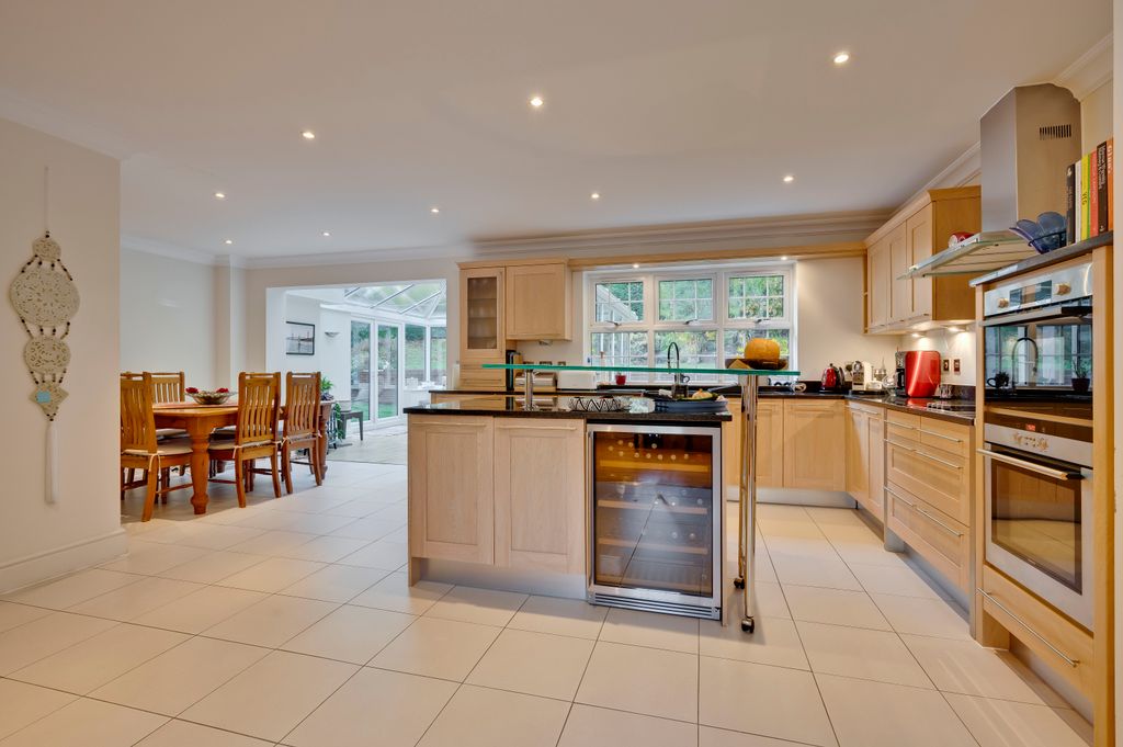 Property photo 2 of 15 Kitchen2