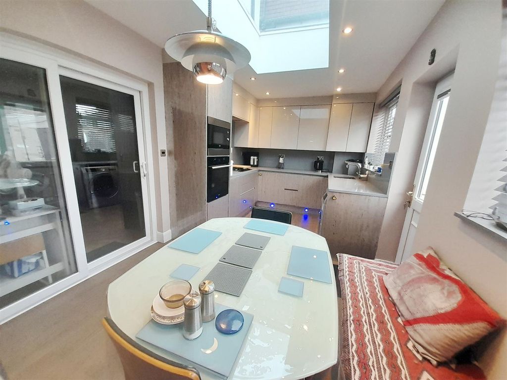 Property photo 3 of 18 8