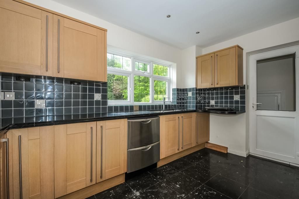 Property photo 2 of 9 Kitchen